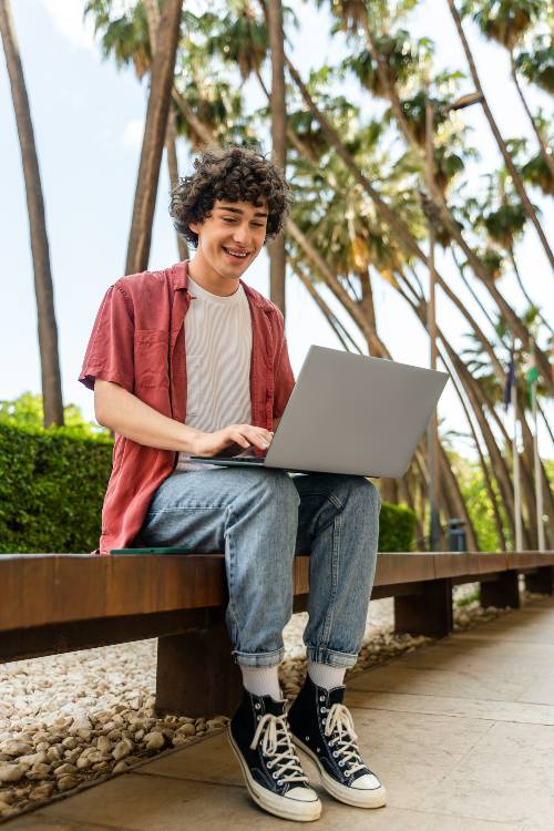 Personne consultant un ordinateur pour suivre une formation en ligne