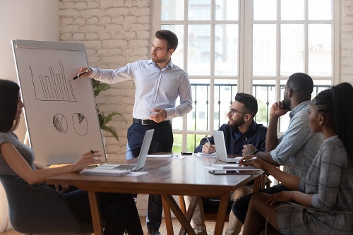 Formateur professionnel animant une session de formation avec des adultes