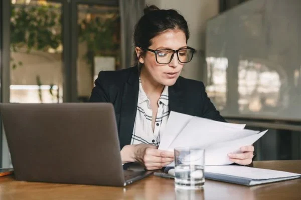 Femme manager concentrée travaillant sur un ordinateur portable au bureau